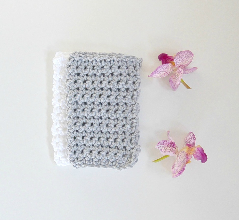 https://www.mamainastitch.com/wp-content/uploads/2015/01/New-White-and-Grey-Crochet-Washcloths.jpg