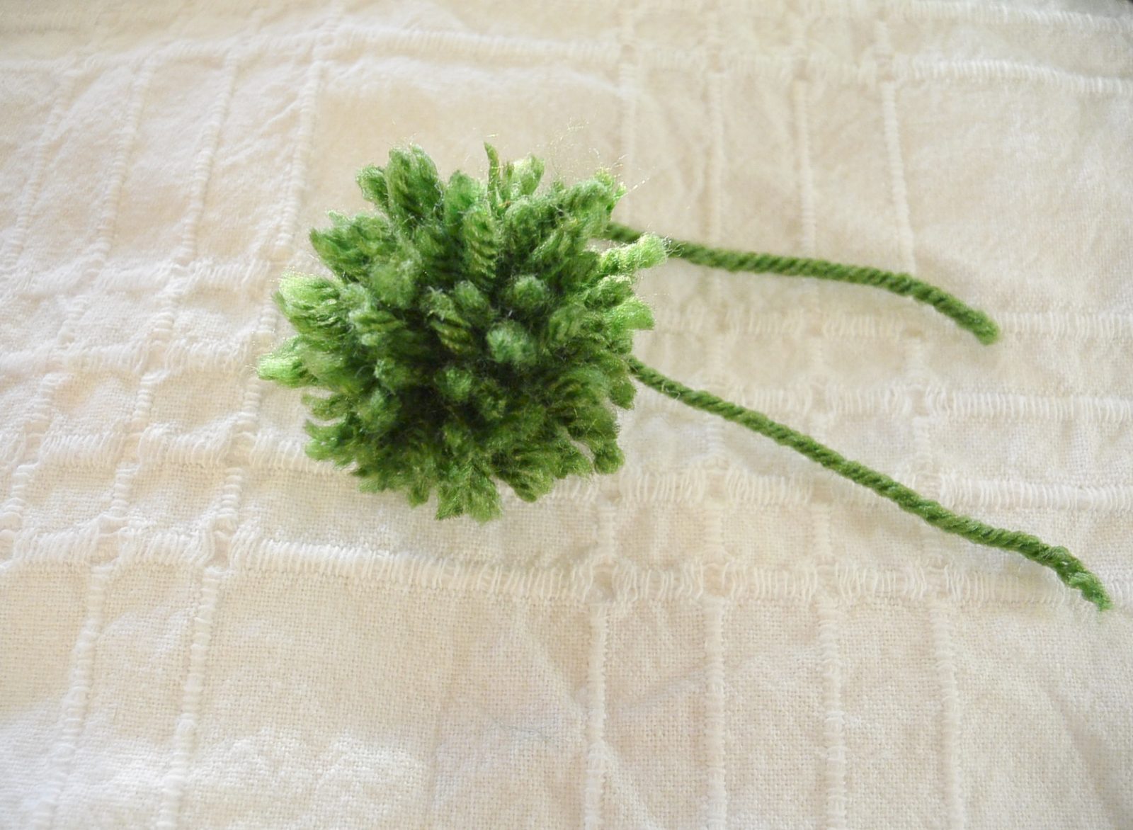 How to Make An Easy Pom-Pom with Yarn