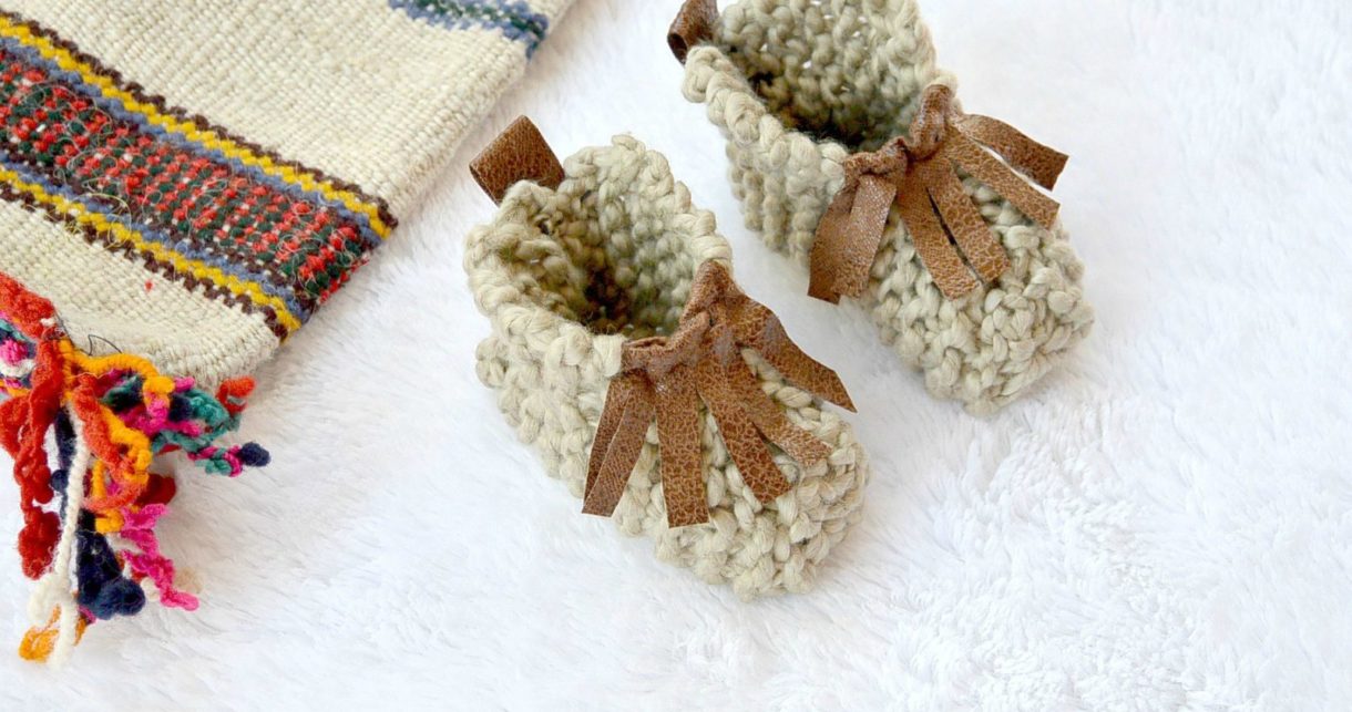 beginner knit baby booties moccasins  mama in a stitch