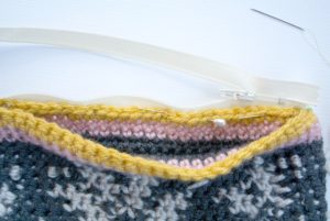Tapestry Crochet Bag Zipper Tutorial 1