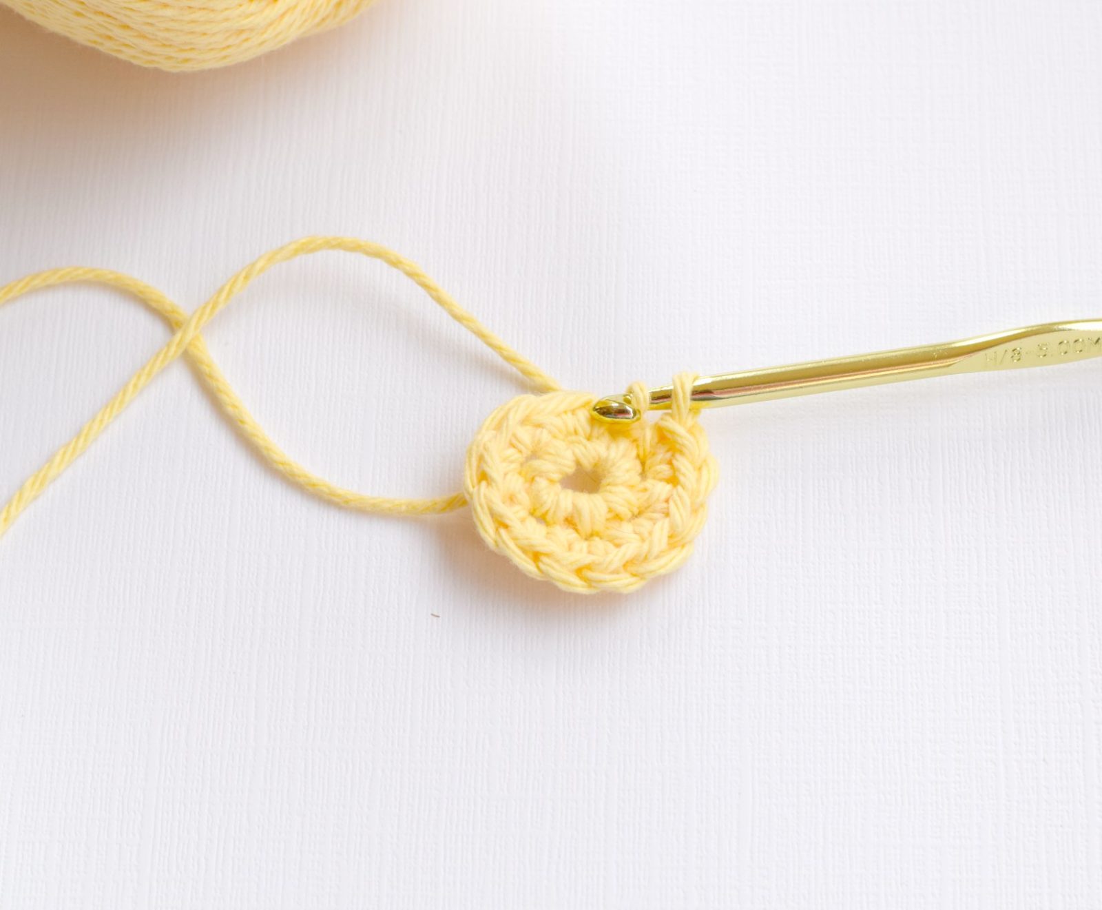 Sweet Daisies - Free Flower Crochet Pattern – Mama In A Stitch