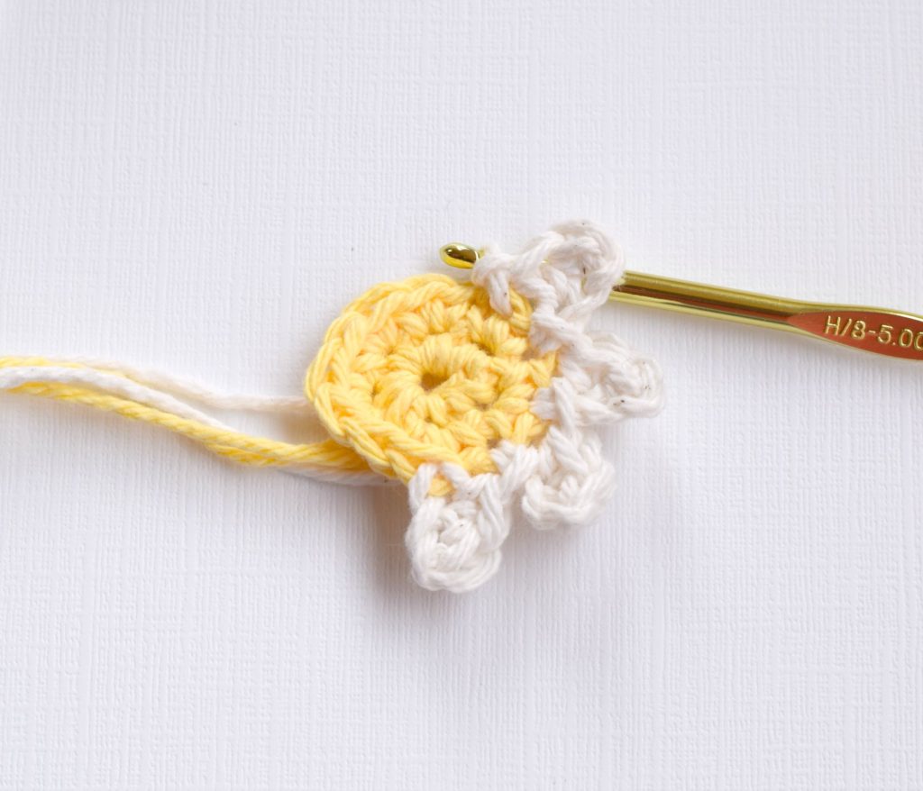 Crochet Daisy Step-By-Step