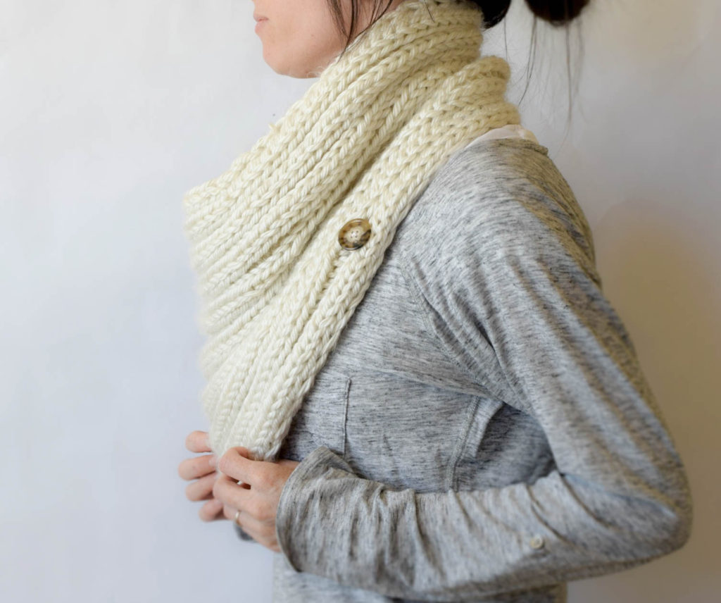 giant-knit-cowl-pattern-buttoned-1