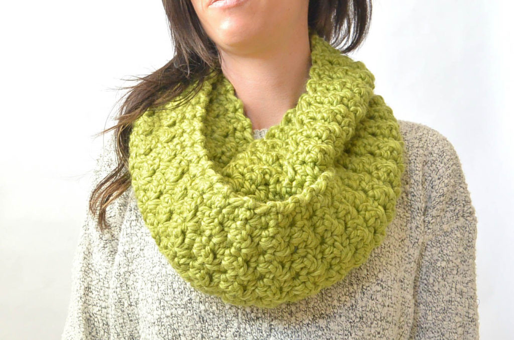 Green Chunky Crochet Infinity Scarf Pattern 1