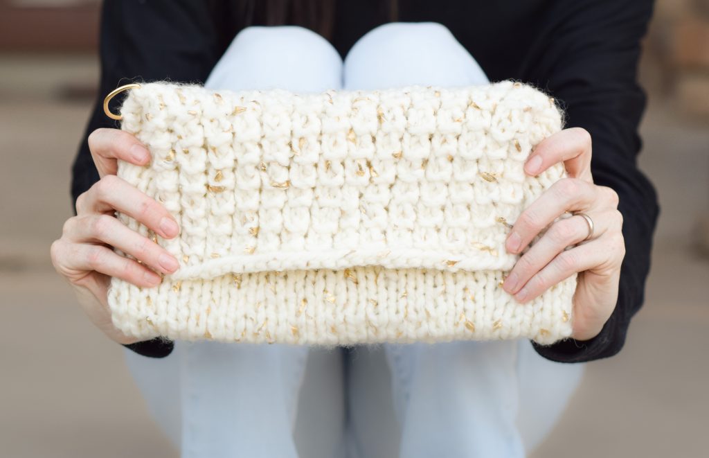 easy-knit-clutch-pattern-gold-leaf-lion-brand